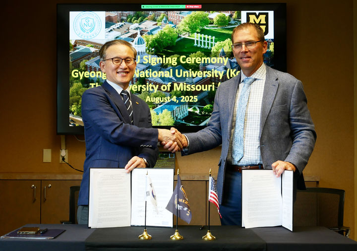 [진주=뉴시스]지난 4일 미국 미주리대학교에서 권진회 경상국립대학교 총장이 미주리대학교 매튜 마틴스(Matthew Martens) 교학부총장과 포괄적 협약(MOU) 경신 협정을 체결했다.(사진=경상국립대 제공).2025.08.07.photo@newsis.com *재판매 및 DB 금지
