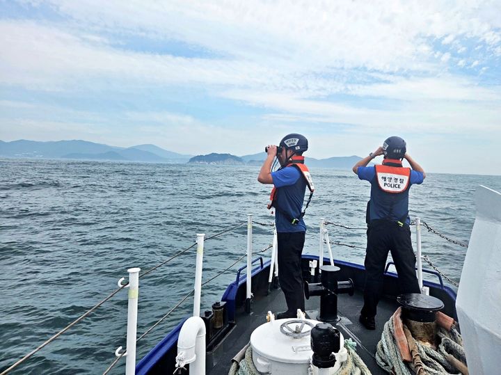 [거제=뉴시스] 신정철 기자= 7일 오전 8시 31분께 경남 거제시 일운면 외도 남서방 약 2km 해상에서 조업중이던 거제선적 23t급 기선권현망어선 A호(승선원 5명)에서 외국인 선원 2명이 줄이 맞아 부상을 입었고, 이 가운데 인도네시아 선원 B씨(34·남)가 바다에 추락했다. 사진은 통영해양경찰서가 신고를 접수받고 가용세력을 총동원하여 사고지점을 중심으로 수색을 펼치고 있다.(사진=통영해경 제공).2025.08.07, photo@newsis.com *재판매 및 DB 금지