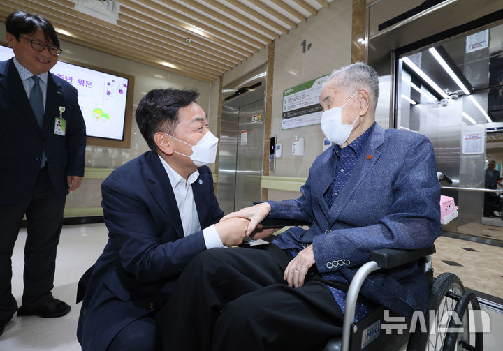 [전주=뉴시스] 김관영 전북특별자치도지사는 7일 전주보훈요양원을 방문해 조국 광복을 위해 헌신한 호남권 유일한 생존 애국지사인 이석규 지사에게 감사와 존경의 마음을 전하고 있다. (사진=전북자치도 제공) 2025.08.07. photo@newsis.com *재판매 및 DB 금지