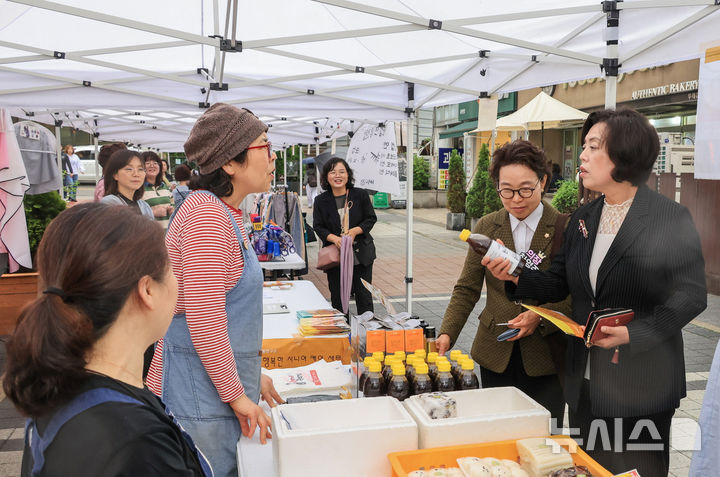 [과천=뉴시스] 신계용 시장이 최근 지역 상권 활성화를 위해 열린 동행축제에서 한 상인과 이야기 나누고 있다. (사진=과천시 제공).2025.08.07.photo@newsis.com