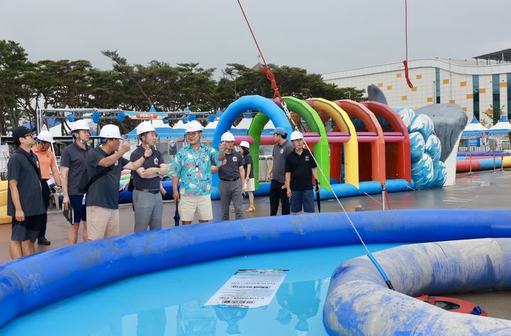 [보령=뉴시스] 제28회 보령머드축제장 종합 안전점검에 나선 장진원 보령부시장 등. (사진=보령시청 제공) *재판매 및 DB 금지