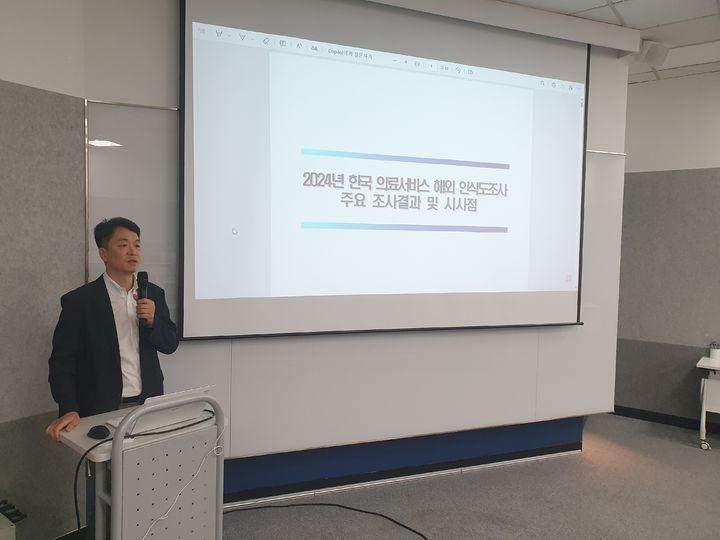 [서울=뉴시스] 구무서 기자 = 한동우 한국보건산업진흥원 국제의료본부장이 7일 오전 서울역 인근에서 한국 의료서비스 해외 인식도 조사 결과를 발표하는 모습 2025.08.07. nowest@newsis.com *재판매 및 DB 금지