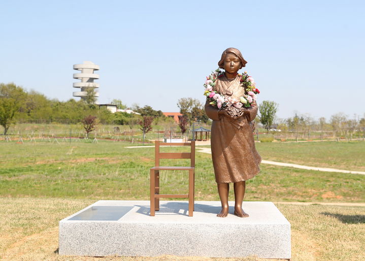 [화성=뉴시스] 2022년 매향리 평화생태공원에 건립된 평화의 소녀상.(사진=화성시 제공)2025.08.07.photo@newsis.com *재판매 및 DB 금지