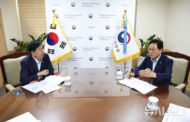 [서울=뉴시스] 박완수(오른쪽) 경남도지사가 7일 오전 정부서울청사에서 구윤철 경제부총리 겸 기획재정부 장관을 만나 경남 현안사업들에 대한 내년도 국비 반영을 건의하고 있다.(사진=경남도 제공) 2025.08.0.7. photo@newsis.com