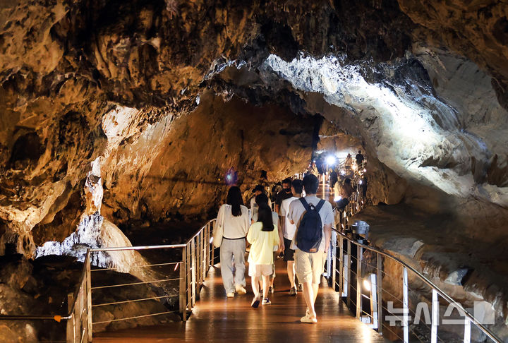 [평창=뉴시스] 7일 오후 강원 평창군 대화면 땀띠공원 일원에서 열린 '2025 평창더위사냥축제'를 찾은 방문객들이 광천선굴을 찾아 무더위를 식히고 있다. 축제장과 자동차로 3분 거리에 위치한 광천선굴은 내부 온도가 연중 12도를 유지하는 천연 피서지다. (사진=평창군 제공) 2025.08.07. photo@newsis.com 
