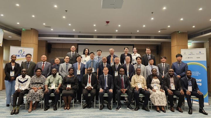 [서울=뉴시스] 르완다 기술인력개발센터 사업 착수식에서 관계자들이 기념사진을 촬영하고 있다. (사진=상명대 제공) 2025.08.07.photo@newsis.com *재판매 및 DB 금지