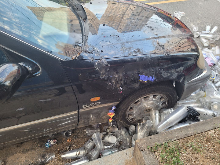 [부산=뉴시스] 7일 부산진구의 한 도로에 주차된 차량 2대에 잇달아 방화를 시도한 50대 남성이 경찰에 붙잡혔다. (사진=부산경찰청 제공) 2025.08.07. photo@newsis.com *재판매 및 DB 금지