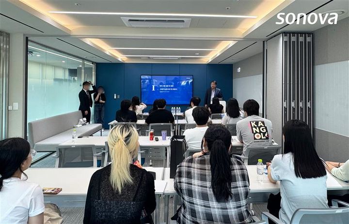 [서울=뉴시스] 소노바코리아는 지난 달 29일 서울 본사에서 한림대학교 청각학과 재학생을 초청해 ‘청각학과 방문의 날’을 운영했다고 7일 밝혔다. (사진=소노바코리아 제공) 2025.08.07. photo@newsis.com *재판매 및 DB 금지