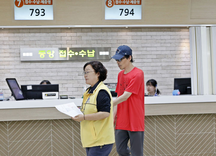 [대전=뉴시스] 가톨릭대 대전성모병원이 최근 입원환자 및 건강 취약 환자 병원 이용 편의성 향상을 위해 '원내 동행 서비스'를 도입해 본격적으로 운영을 시작했다.(사진=대전성모병원 제공) 2025.08.07. photo@newsis.com *재판매 및 DB 금지