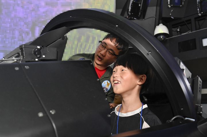 [광주=뉴시스] 7일 공군 제1전투비행단 견학 프로그램에 참여한 한국항공우주소년단 전북연맹 한 청소년이 시뮬레이터에 탑승, 전투 조종사 임무를 체험하고 있다. (사진=제1전투비행단 제공) 2025.08.07. photo@newsis.com *재판매 및 DB 금지