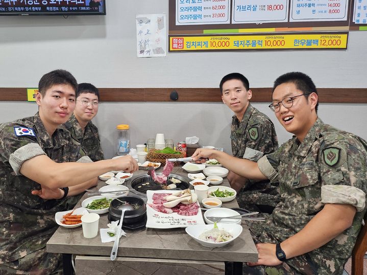 [광주=뉴시스] 육군 제31보병사단 비호여단 장병들이 광주 북구의 한 식당에서 점심 식사를 하고 있다. 비호여단 장병 300여명은 북구 관내 골목식당 20곳에서 소비촉진 활동을 펼쳤다. (사진=제31보병사단 제공) 2025.08.07. photo@newsis.com *재판매 및 DB 금지