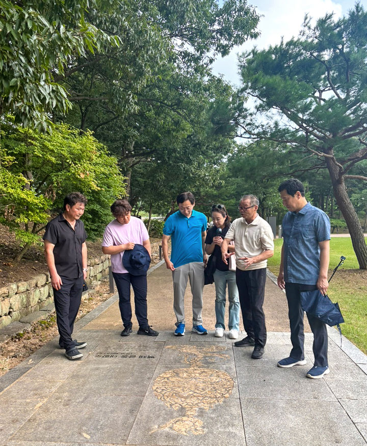 부여 왕릉원을 둘러보고 있는 하남시 역사의 정체성을 찾아서 소속 의원들. (사진=하남시의회 제공) photo@newsis.com *재판매 및 DB 금지