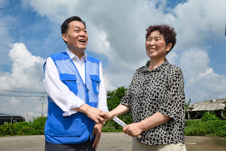 [수원=뉴시스] 이재준 수원시장이 7일 입북동 가스·수도 시설 미설치 민원 현장을 방문해 주민과 악수하며 생활 불편 해소 의지를 다지고 있다. (사진=수원시 제공) 2025.08.07. photo@newsis.com *재판매 및 DB 금지