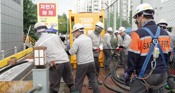 [영암=뉴시스]HD현대삼호 전력 복구 작업. (사진=HD현대삼호 제공) 2025.08.07. photo@newsis.com *재판매 및 DB 금지