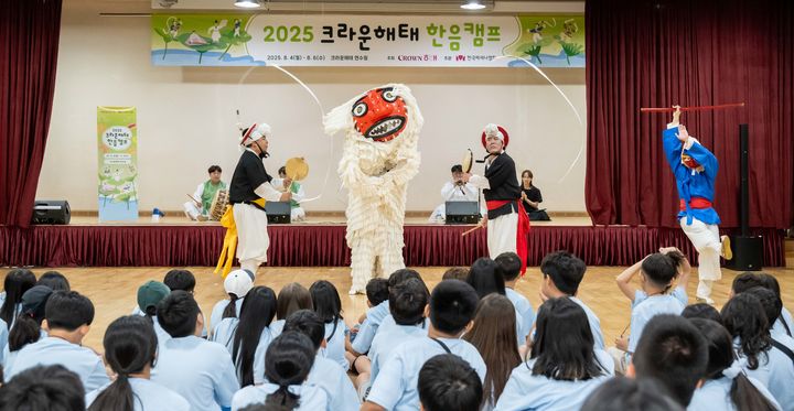 '놀이꾼들 도담도담'의 연희극을 관람하는 아동들 (사진=한국메세나협회 제공) *재판매 및 DB 금지