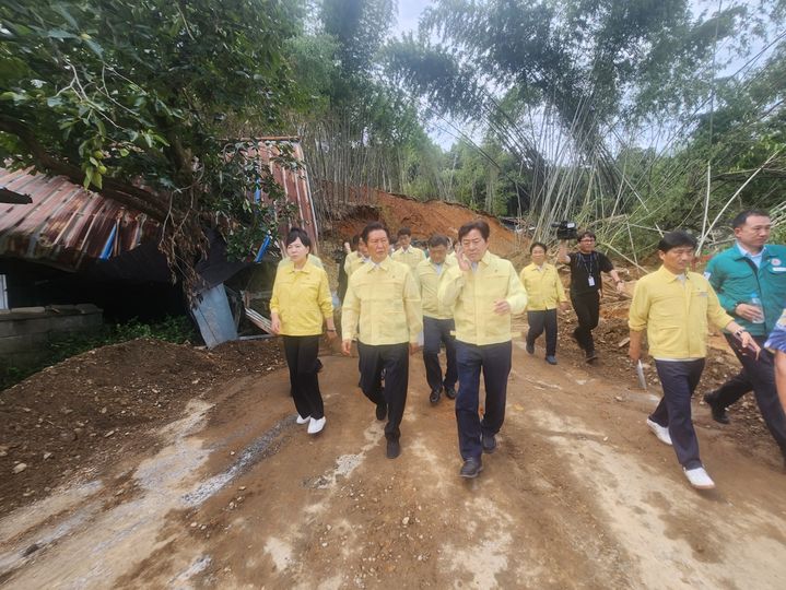 [합천=뉴시스] 서희원 기자= 7일 더불어 민주당 정청래 대표가 경남 합천군 삼가면 송곡마을을 찾아 산사태 지역에서 장재혁 합천부군수로부터 설명을 듣고 이동하고 있다. 2025. 08. 07. shw1881@newsis.com *재판매 및 DB 금지