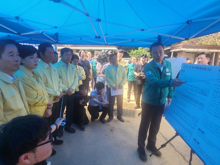 [합천=뉴시스] 서희원 기자= 7일 더불어 민주당 정청래 대표가 경남 합천군 삼가면 송곡마을을 찾아 산사태 지역에서 장재혁 합천부군수가 피해 현황을 설명하고 있다. 2025. 08. 07. shw1881@newsis.com *재판매 및 DB 금지