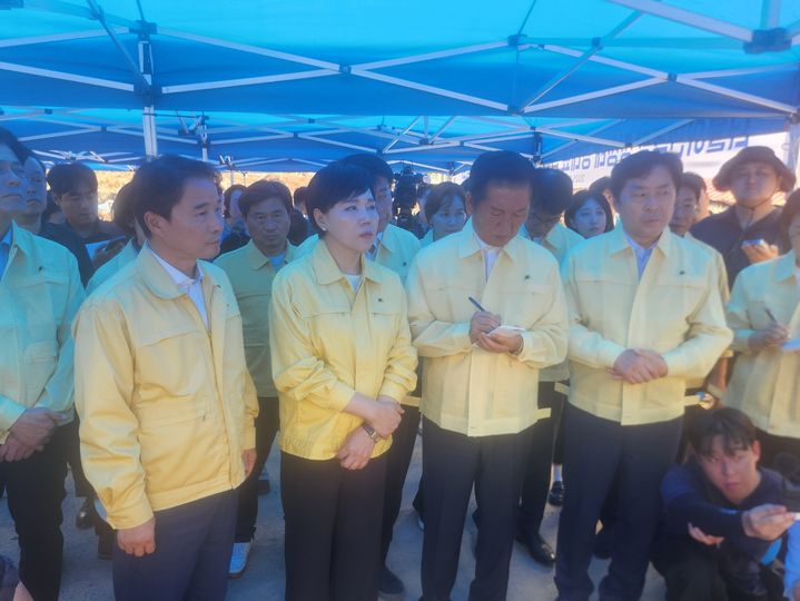 [합천=뉴시스] 서희원 기자= 7일 더불어 민주당 정청래 대표가 경남 합천군 삼가면 송곡마을을 찾아 산사태 지역에서 장재혁 합천부군수로부터 설명을 듣고 메모를 하고 있다. 2025. 08. 07. shw1881@newsis.com *재판매 및 DB 금지