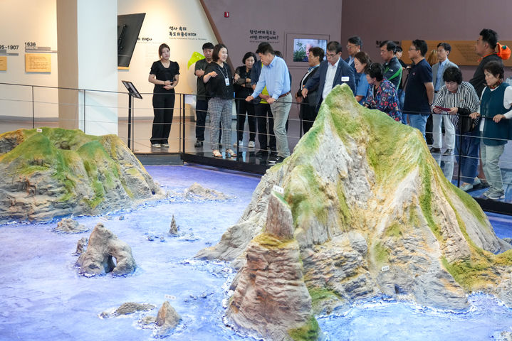 [제주=뉴시스] 제주도 방문단이 7일 오후 울릉군 독도의용수비대기념관을 찾아 관계자 설명을 듣고 있다. (사진=제주도 제공) 2025.08.07. photo@newsis.com *재판매 및 DB 금지