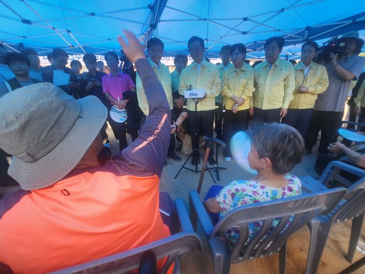 [합천=뉴시스] 서희원 기자= 7일 더불어 민주당 정청래 대표가 경남 합천군 삼가면 송곡마을을 찾아 산사태 지역에서 지역주민들에게 건의사항을 듣고 메모하고 있다. 2025. 08. 07. shw1881@newsis.com *재판매 및 DB 금지