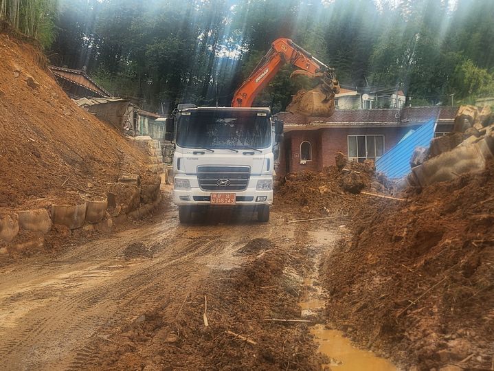 [합천=뉴시스] 서희원 기자= 7일 경남 합천군 삼가면 송곡마을이 극한호우로 산사태가 일어나 복구작업을 하고 있다. 2025. 08. 07. shw1881@newsis.com *재판매 및 DB 금지