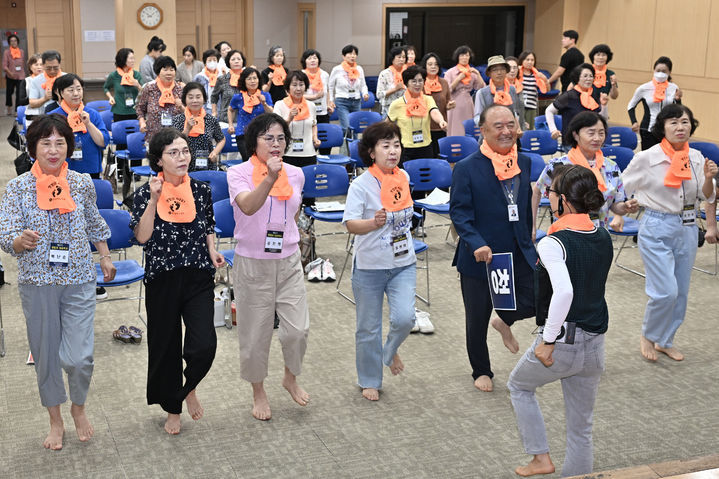 [광주=뉴시스] 광주 서구 주민들이 7일 서구청 들불홀에서 열린 건강수명 100세까지, 걸어서 100세까지 '제4기 맨발로 청춘학교'에서 전문 강사로부터 맨발 걷기 방법을 배우고 있다. (사진=광주 서구 제공) 2025.08.07. photo@newsis.com *재판매 및 DB 금지
