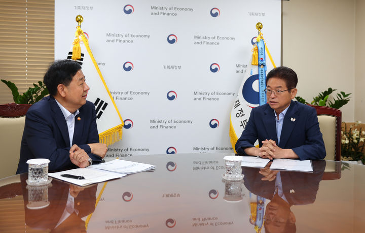 [안동=뉴시스] 이철우 경북지사가 7일 정부서울청사에서 구윤철 경제부총리를 만나 경북도의 주요사업을 설명하고 있다. (사진=경북도 제공) 2025.08.07. photo@newsis.com *재판매 및 DB 금지