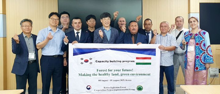 [대전=뉴시스] 산림청 연수프로그램에 참여한 타지키스탄 산림분야 연수단이 기념촬영을 하고 있다.(사진=산림청 제공) *재판매 및 DB 금지