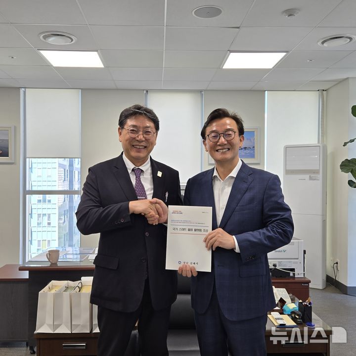 [김해=뉴시스]홍태용 김해시장(왼편). 전재수 해수부 장관. (사진=김해시 제공). 2025.08.07. photo@newsis.com 