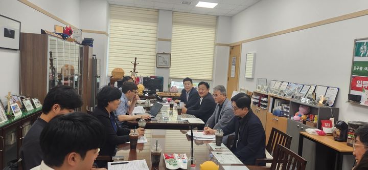 [대전=뉴시스]곽상훈 기자=대전시의회 정명국 행정자치위원장이 7일 한화생명볼파크 안전문제와 관련해 차담회를 갖고 있다. 2025. 08. 07 kshoon0663@newsis.com *재판매 및 DB 금지