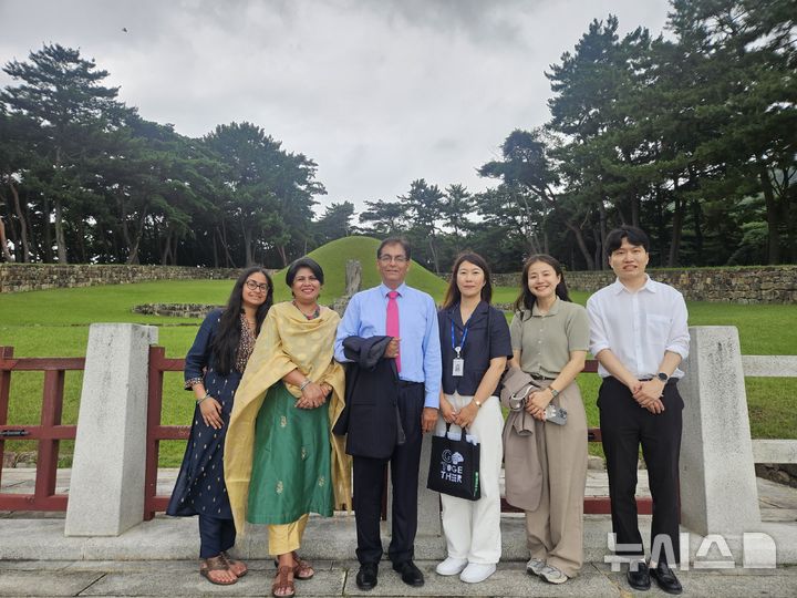 [김해=뉴시스][김해=뉴시스]아밋 크마르 주한인도대사 허왕후릉 방문. (사진=김해시 제공). 2025.08.07. photo@newsis.com