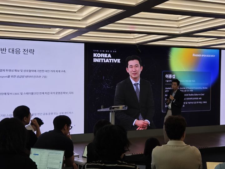 [서울=뉴시스] 이종섭 서울대 경영학과 교수가 7일 서울 강남 해시드라운지에서 열린 '디지털 G2를 향한 첫 걸음' 포럼에서 국내 스테이블코인 활성화 방안에 대해 말하고 있다. (사진=이지영 기자) 2025.08.07 *재판매 및 DB 금지