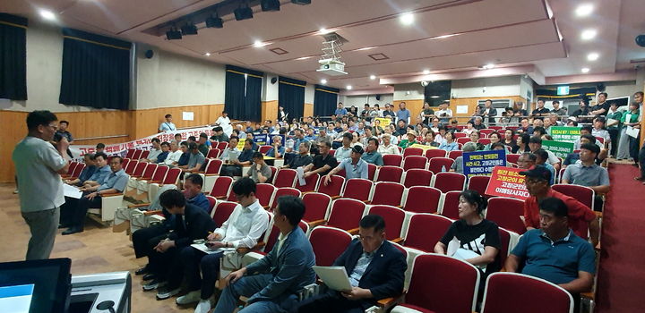 [고창=뉴시스] 지난 6일 고창 청소년수련관에서 예정됐던 산업통상자원부의 '고준위 방사성폐기물 관리에 관한 특별법 시행령 제정안 설명회'가 주민들의 강한 반대에 무산된 가운데 고창군한빛원전범군민대책위원회 조규철 위원장 등 참석한 주민들이 법안 제정에 반대하는 목소리를 높이고 있다. *재판매 및 DB 금지