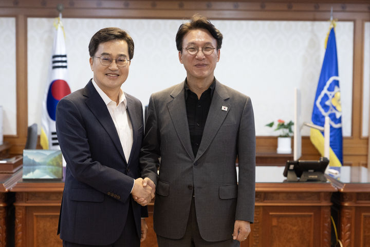 [수원=뉴시스] 김동연 경기도지사와 김민석 국무총리가 7일 정부서울청사에서 만나 기념사진을 찍고 있다. (사진=경기도 제공) 2025.08.07. photo@newsis.com *재판매 및 DB 금지