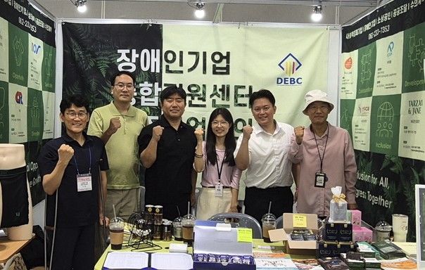 [서울=뉴시스]김관회 대표가 장애인기업지원센터 광주센터 입주기업들과 함께 박람회에 참여한 모습. 2025. 8. 9 (사진=본인 제공) *재판매 및 DB 금지