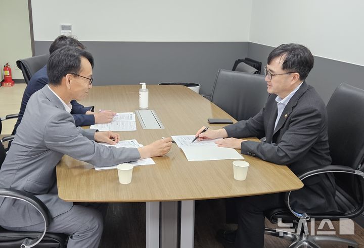 [서울=뉴시스]경남도 김명주(왼쪽) 경제부지사가 7일 정부서울청사에서 기획재정부 임기근 제2차관을 만나 경남 현안사업의 2026년도 국비 반영을 건의하고 있다.(사진=경남도 제공) 2025.08.07. photo@newsis.com