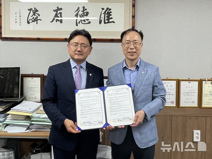 [창원=뉴시스]7일 오후 경남 창원시 성산구에 있는 법률사무소 동행 사무실에서 마산대학교 김광열(오른쪽) 창업지원센터장이 김주복 대표변호사와 산학 업무협약을 체결하고 있다.(사진=마산대 제공) 2025.08.07. photo@newsis.com