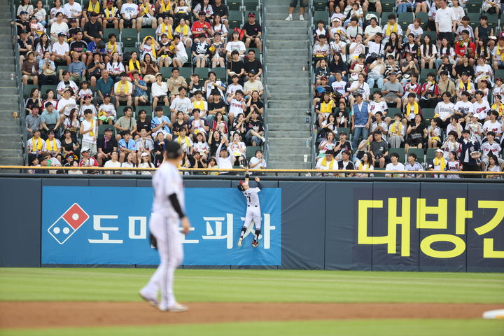 [서울=뉴시스]프로야구 LG 트윈스의 박해민이 5일 2025 신한 쏠뱅크 KBO리그 두산 베어스와의 경기에 9번 타자 중견수로 선발 출전해 2회 김재환의 홈런성 타구를 몸을 날려 잡고 있다. 이날 호수비로 화제를 모은 박해민은 7일 잠실 두산전을 앞두고 해당 피자 브랜드에 피자 60판을 선물 받았다. (사진=LG 트윈스 제공) 2025.08.07. photo@newsis.com  *재판매 및 DB 금지