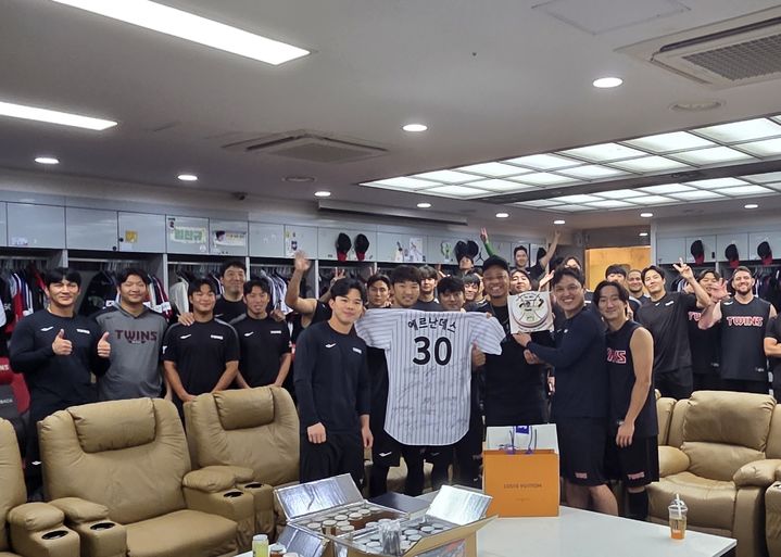 [서울=뉴시스=프로야구 LG 트윈스의 외국인 투수 엘리에이저 에르난데스가 7일 동료들과의 마지막 인사를 나누기 위해 경기 전 라커 룸을 찾고 선수단과 기념 사진을 찍고 있다. (사진=LG 트윈스 제공) 2025.08.07. photo@newsis.com *재판매 및 DB 금지