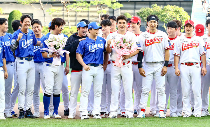 [서울=뉴시스] 프로야구 SSG 랜더스 선수단이 7일 인천 SSG랜더스필드에서 열린 2025 신한 쏠뱅크 KBO리그 삼성 라이온즈와의 경기에 앞서 오승환의 은퇴를 기념하는 행사를 진행했다. (사진=SSG 랜더스 제공) 2025.08.07. *재판매 및 DB 금지