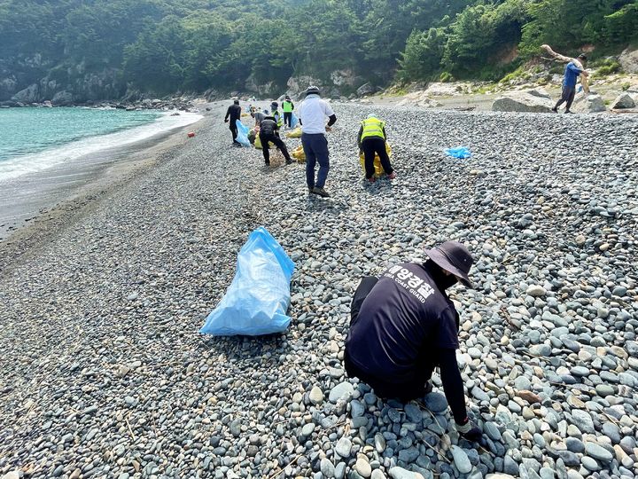 [거제=뉴시스] 신정철 기자= 통영해양경찰서는 7일, 거제시 남부면 여차몽돌해변 일대에서 집중호우로 인해 유입된 목재류, 플라스틱, 생활폐기물 등 각종 해양쓰레기 수거 정화활동을 벌였다.(사진=통영해경 제공),2025.08.07. photo@newsis.com *재판매 및 DB 금지