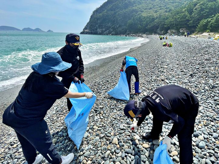 [거제=뉴시스] 신정철 기자= 통영해양경찰서는 7일, 거제시 남부면 여차몽돌해변 일대에서 집중호우로 인해 유입된 목재류, 플라스틱, 생활폐기물 등 각종 해양쓰레기 수거 정화활동을 벌였다. 사진은 통영해경, 거제시청, 명예해양환경감시원, 해양환경국민운동연합, 여차어촌계 등 민관 40여명이 수작업으로 해양쓰레기를 수거하고 있다.(사진=통영해경 제공),2025.08.07. photo@newsis.com *재판매 및 DB 금지