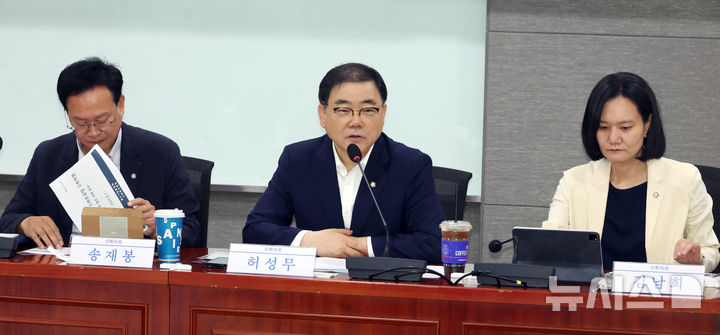 [서울=뉴시스] 고승민 기자 = 허성무 더불어민주당 의원이 7일 서울 여의도 국회 의원회관에서 스마트공장 혁신사례 공유를 주제로 열린 민생경제와 혁신성장포럼에서 발언하고 있다. 2025.08.07. kkssmm99@newsis.com