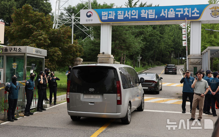 [의왕=뉴시스] 김진아 기자 = 김건희 여사 의혹을 수사하는 민중기 특별검사팀이 7일 오전 윤석열 전 대통령에 대한 체포영장 재집행을 위해 경기 의왕 서울구치소로 들어서고 있다. 2025.08.07. bluesoda@newsis.com