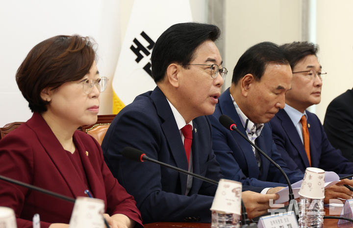 [서울=뉴시스] 김금보 기자 = 송언석 국민의힘 비상대책위원장 겸 원내대표가 7일 오전 서울 여의도 국회에서 열린 비상대책위원회의에서 발언을 하고 있다. 2025.08.07. kgb@newsis.com