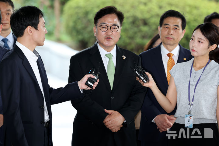 [서울=뉴시스] 조성우 기자 = 우원식 국회의장이 7일 오전 서울 서초구 서울고검에 마련된 내란특검 사무실에 참고인 조사를 받기 위해 출석하며 발언하고 있다. 2025.08.07. xconfind@newsis.com