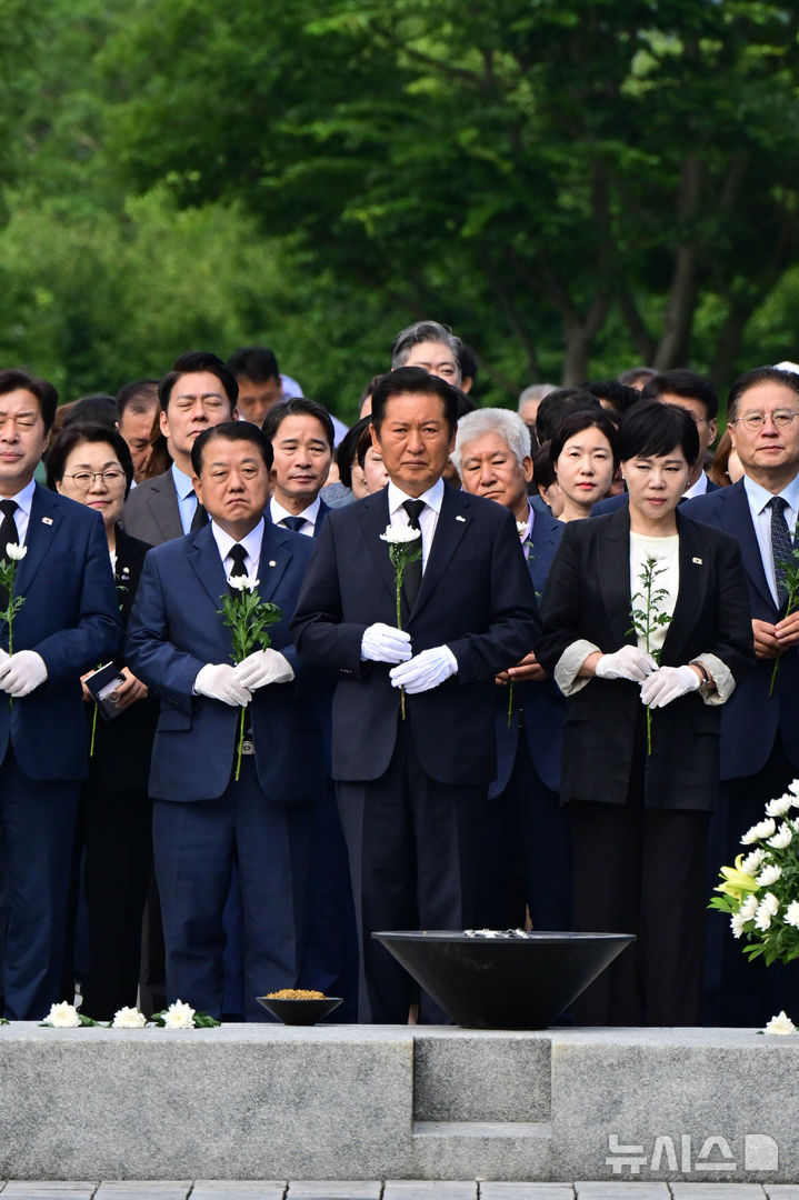 [김해=뉴시스] 차용현 기자 = 7일 오전 더불어민주당 정청래 대표가 민주당 지도부와 경남 김해시 봉하마을 고 노무현 전 대통령 묘역을 찾아 참배하고 있다. 2025.08.07.con@newsis.com