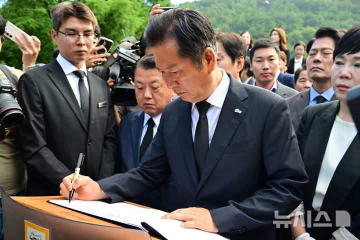 [김해=뉴시스] 차용현 기자 = 7일 오전 더불어민주당 정청래 대표가 경남 김해시 봉하마을 고 노무현 전 대통령 묘역을 찾아 참배한 후 방명록을 작성하고 있다. 2025.08.07.con@newsis.com