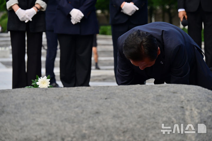 [김해=뉴시스] 차용현 기자 = 7일 오전 더불어민주당 정청래 대표가 경남 김해시 봉하마을 고 노무현 전 대통령 묘역을 찾아 참배하고 있다. 2025.08.07.con@newsis.com