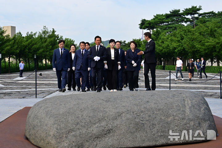 [김해=뉴시스] 차용현 기자 = 7일 오전 더불어민주당 정청래 대표가 민주당 지도부와 경남 김해시 봉하마을 고 노무현 전 대통령 묘역을 찾아 참배하고 있다. 2025.08.07.con@newsis.com